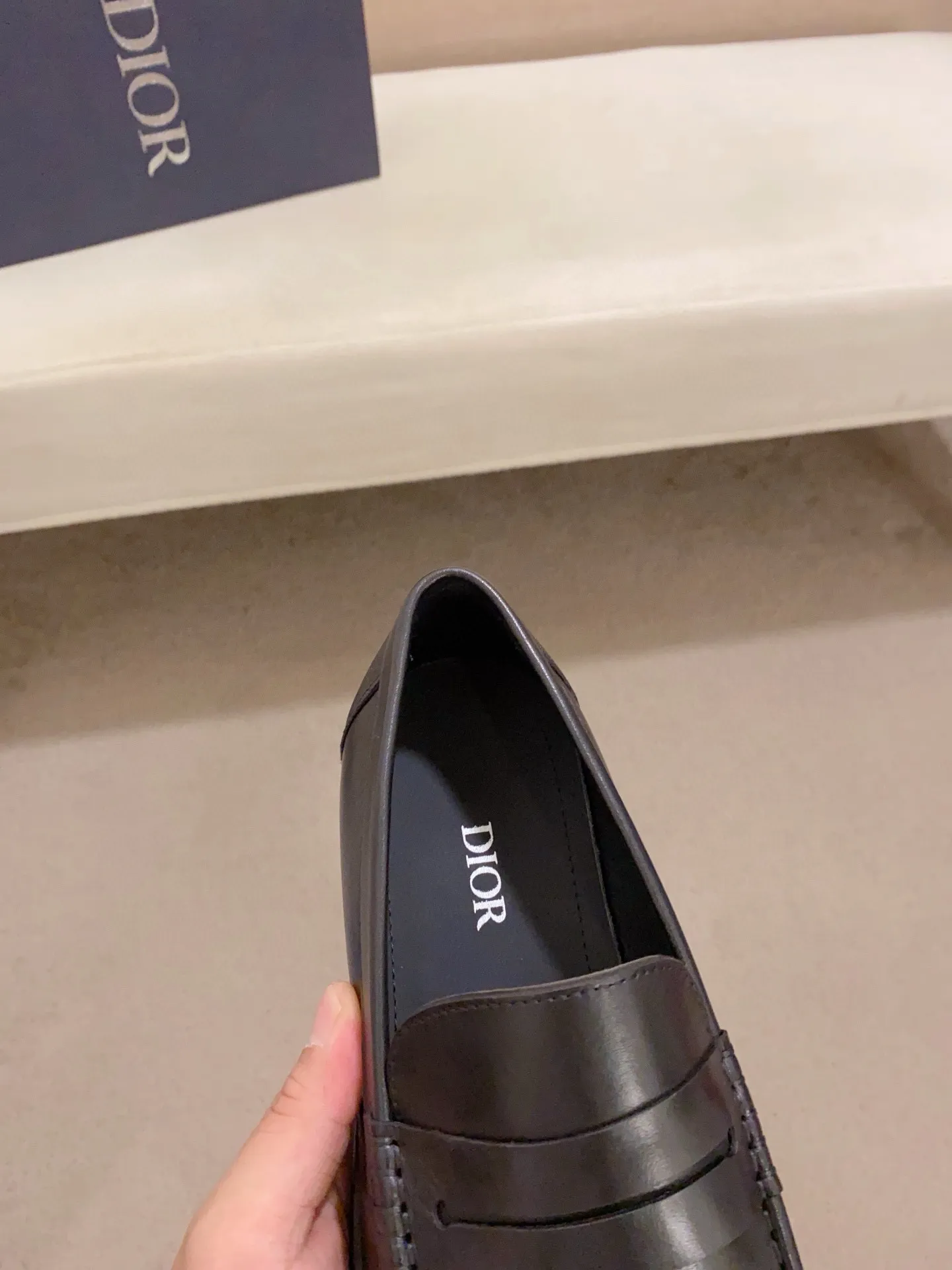 Factory price: 270 men's shoes 💰 High-end version of Dior Dior's new series. Famous actors and Internet celebrities wear super popular designs. They are designed with the sculptures of French artist Niki de Saint Phalle as rings. Material: Imported original material ➕Painted cowhide Foot pads: cowhide Outsole: Rubber outsole Men's shoe size: 38~44 Can be customized to size 45